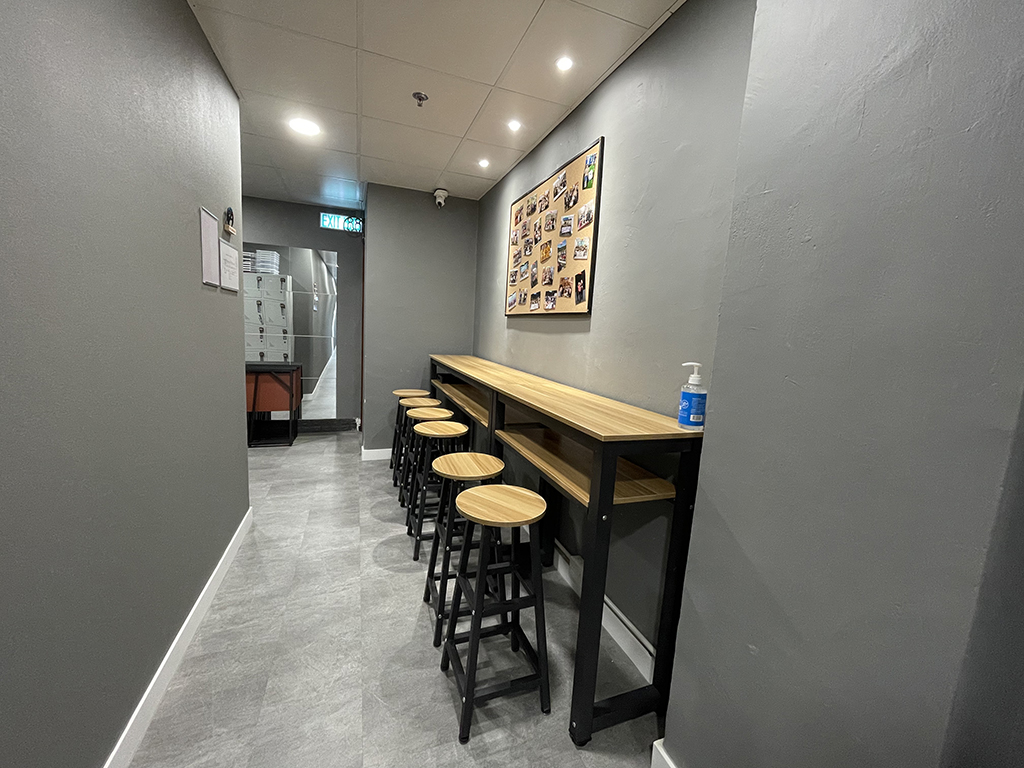 LBEDU WHPI 自修角落 2 另一角度展示自修角落，光線柔和，配備充電插座及閱讀燈，支援學員自主學習及資料查閱。